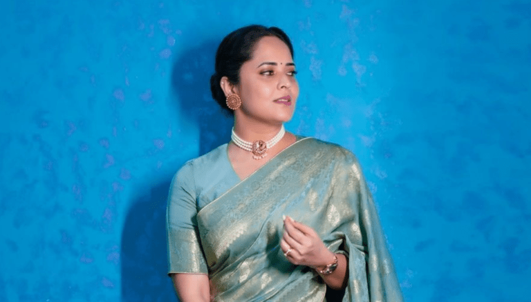 Anasuya Bharadwaj Looks Gorgeous in Green Saree