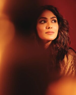 Mrunal Thakur Images in Saree | Instagram HD Photos Gallery