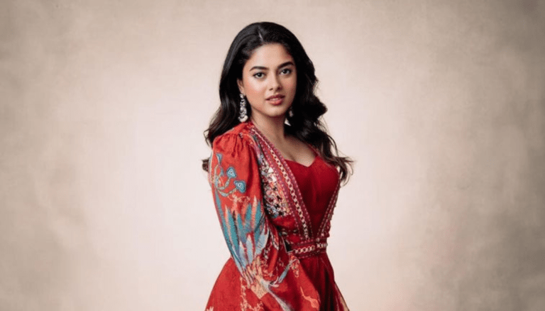 Siddhi Idnani Looks Amazing in Red Outfit