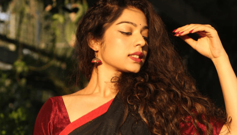 Breathtaking in black! Varsha Bollamma’s saree look is pure fire.
