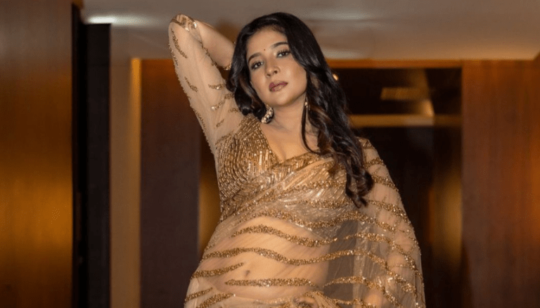 Sakshi Agarwal wowing us with her glamorous look.