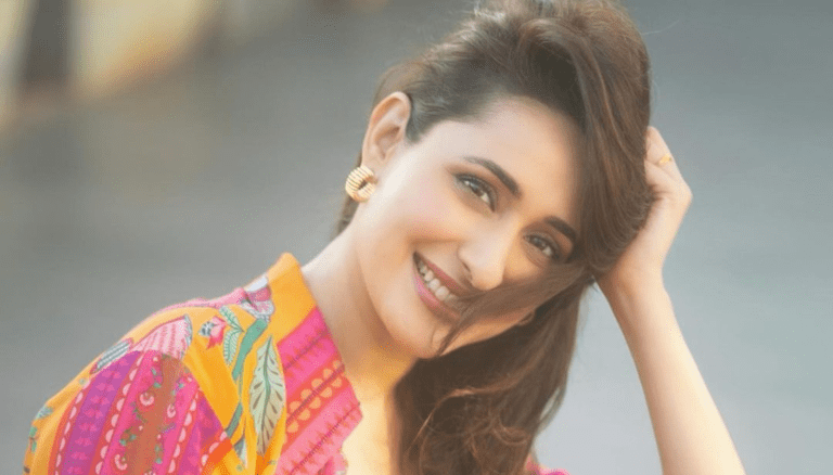 Mesmerizing Photos of Pragya Jaiswal in Trendy Dress