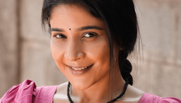 Sakshi Agarwal wowing us with her glamorous look.