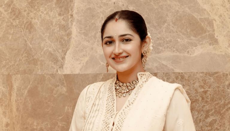 Sayyeshaa is radiating elegance in stunning look!