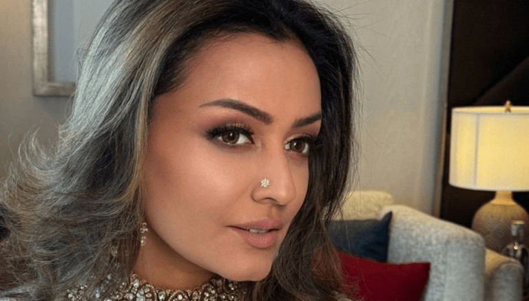 Namrata Shirodkar glows with sophistication.