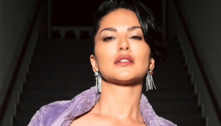 Sunny Leone looks breathtakingly beautiful!