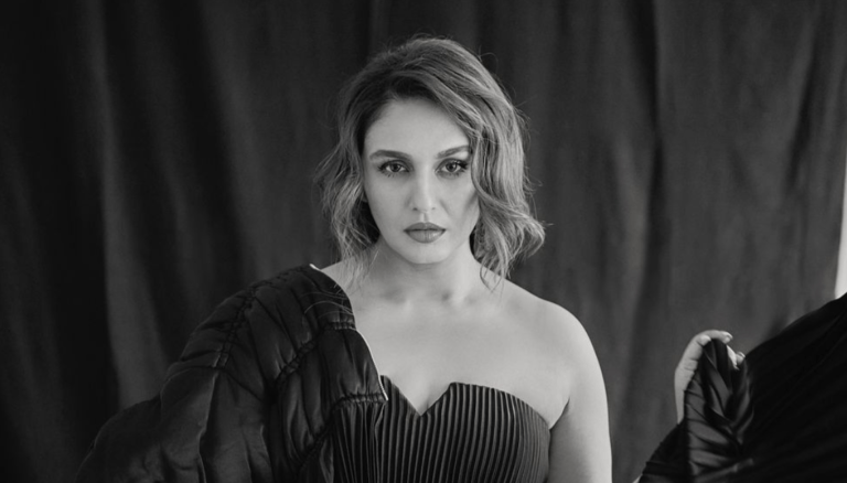 Huma Qureshi is timelessly beautiful!