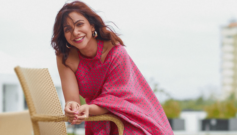 Madonna Sebastian looks stunning in saree pics!