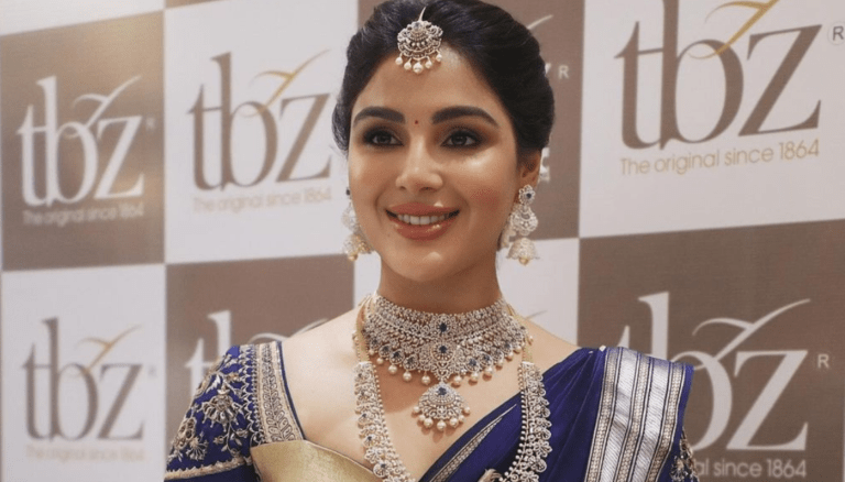 Samyuktha Menon looks amazing in Saree!