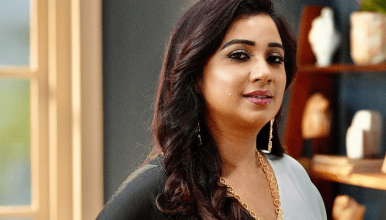 Shreya Ghoshal looks effortlessly beautiful!