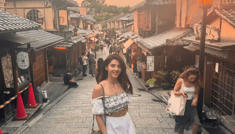 Mehreen Pirzada is looking fabulous today!