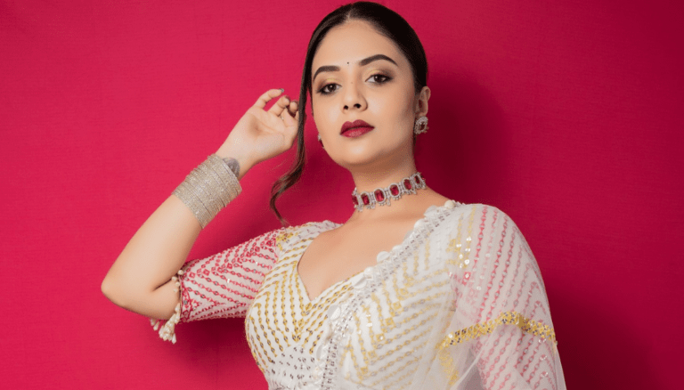 Sreemukhi stuns with her timeless beauty!