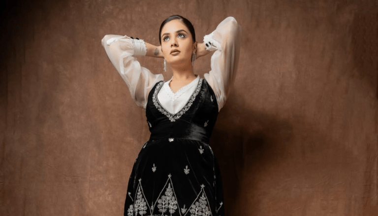 Sreemukhi new instagram pics!