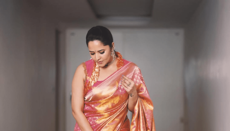 Anasuya latest photos in saree!