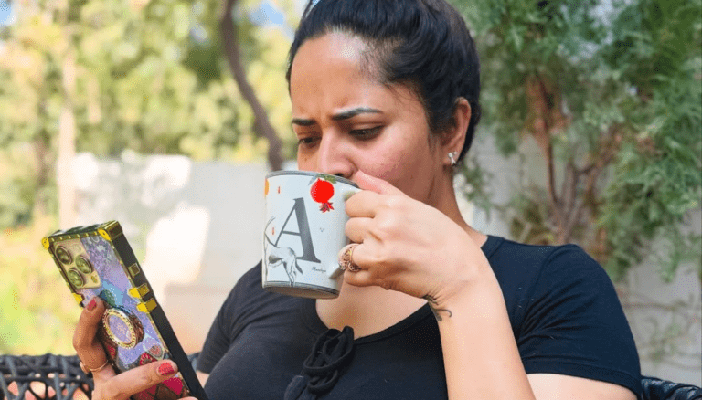 Anasuya Bharadwaj looks mesmerizingly beautiful!