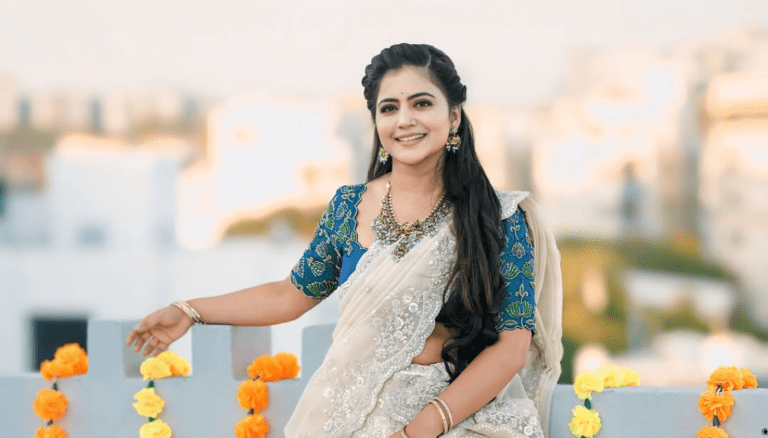 Shiva Jyothi steals the spotlight with her beauty!