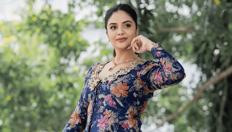 Sreemukhi dazzles with her vibrant look!