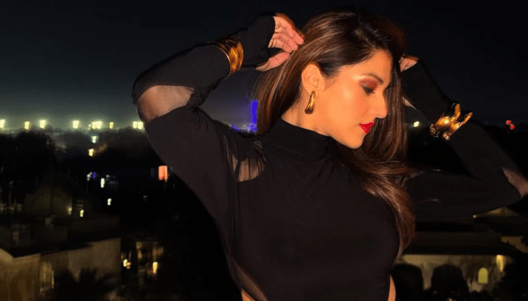 Mehreen pirzada smile lights up the frame!