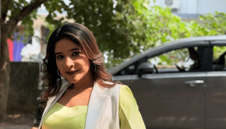 Sakshi Agarwal looks effortlessly beautiful!