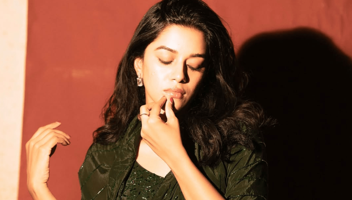 Mirnalini Ravi looks fabulous in this click!