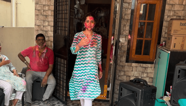 Raashi Khanna looks cute in holi pics!