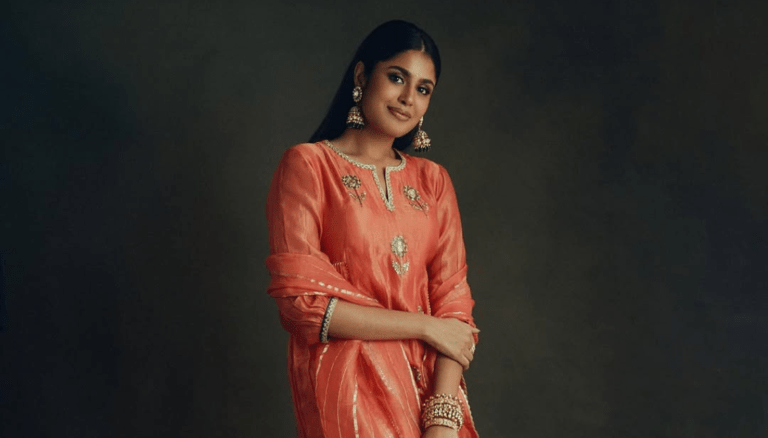 Faria Abdullah looks bright and pretty!