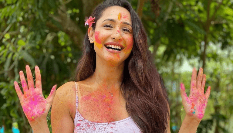 Pragya Jaiswal is looking very pretty!