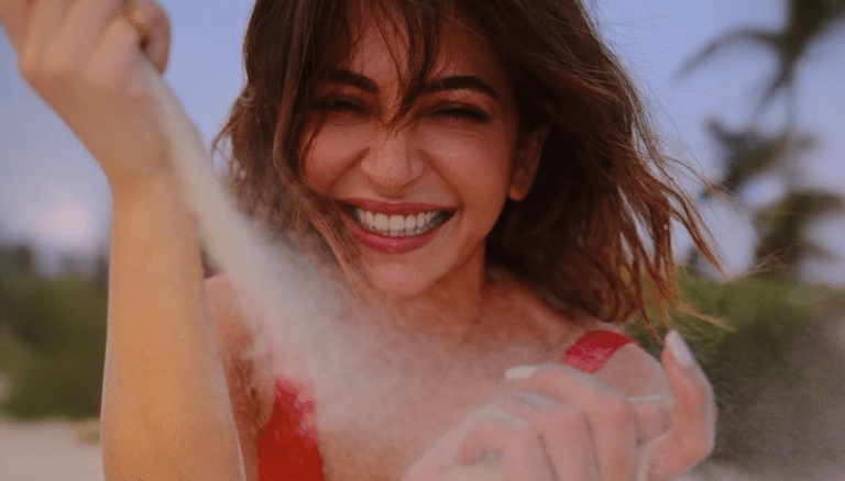 Kriti Kharbanda looks bright and happy!