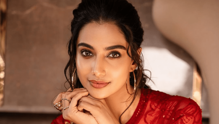 Meenaakshi Chaudhary shining in this pictures!