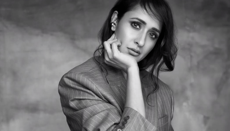 Pragya Jaiswal is glowing with beauty!
