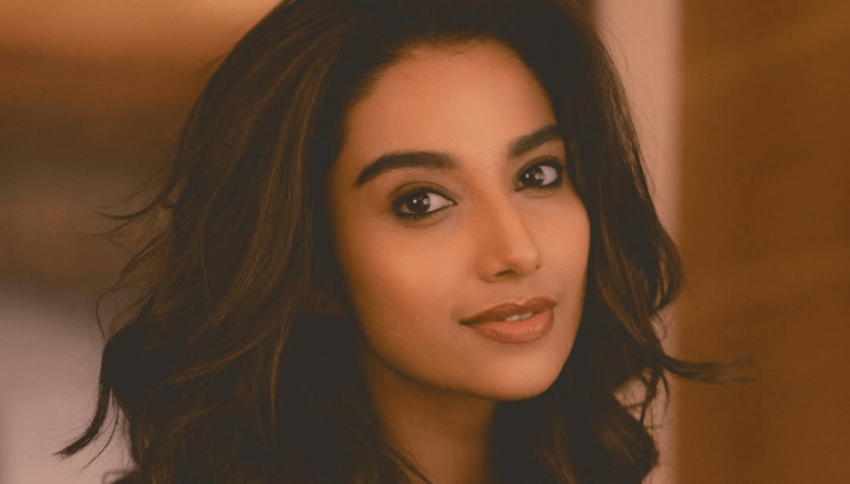 Meenaakshi Chaudhary looks lovely in this photos!