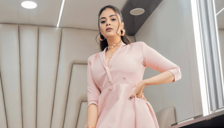 Sreemukhi is looking so beautiful today!