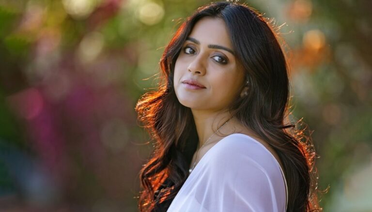 Vithika Sheru looks so pretty in White Saree