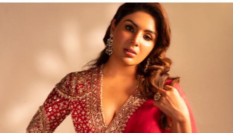 Actress Samyuktha looking Gorgeous in saree