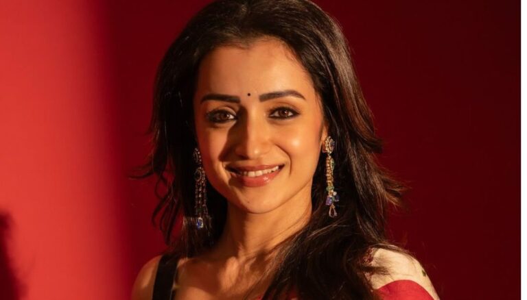 Trishakrishnan stunning looks in latest saree pics