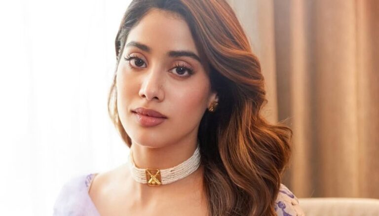 Janhvi Kapoor Looking beautiful in this outfit