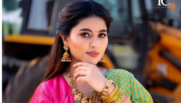 Sneha Looks So Beautiful in Green Saree