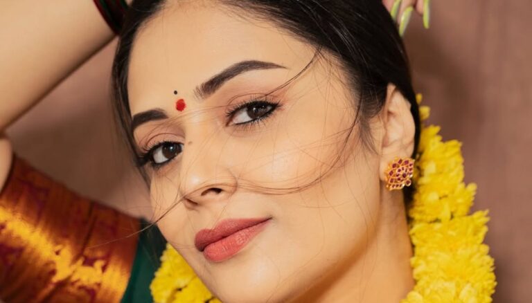 Sreemukhi Looks So Beautiful in Traditional Dress