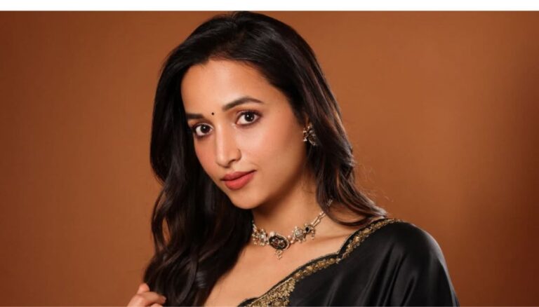 Srinidhi Shetty looks so beautiful in black saree