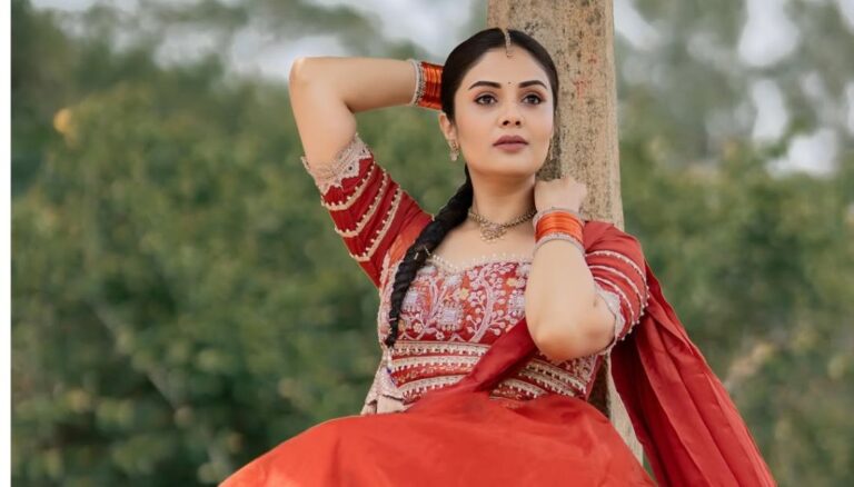 Sreemukhi Looks So Beautiful in Latest Outfit