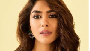 Mrunal Thakur 2 Mrunal Thakur looking So Gorgeous in Black Dress