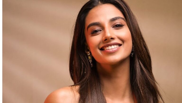 Meenaakshi Chaudhary looks so beautiful in saree