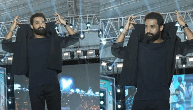 War 2: Hrithik Roshan & NTR’s Double Collar Moment Wins Fans at Hyderabad Event